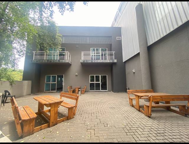 15,614M² WAREHOUSE TO LET IN LONGMEADOW